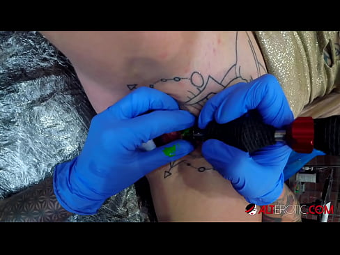 ❤️ Extremely tattooed hottie Sully Savage got a tattoo on her clitoris Hard porn at en-us.ixiporn.ru ❌❤